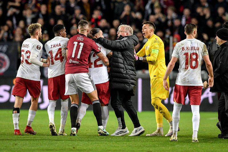 Sparta Prag Galatasaray maçının ardından saha karıştı - Resim: 2