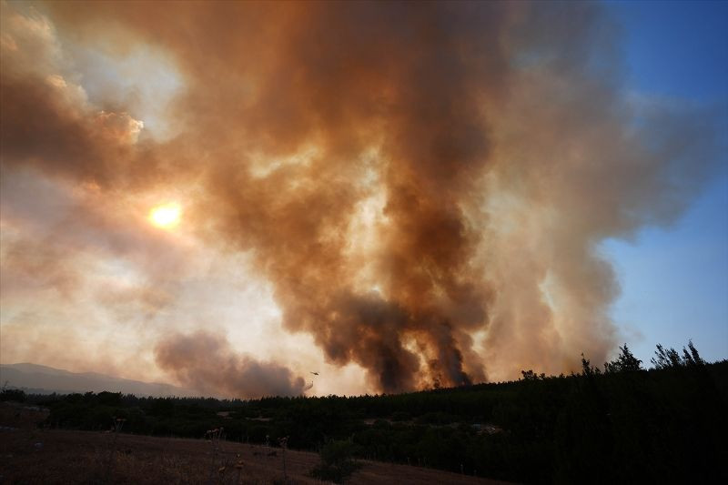 İzmir'in Gaziemir ve Buca ilçeleri arasında çıkan orman yangınına müdahale sürüyor. - Resim: 2