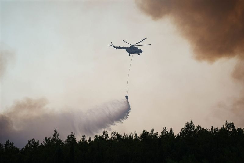 İzmir'in Gaziemir ve Buca ilçeleri arasında çıkan orman yangınına müdahale sürüyor. - Resim: 3