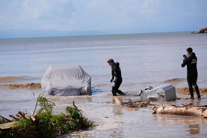 İzmir'de sağanak felaketi! Yol çöktü, araçlar denize sürüklendi - Resim: 2