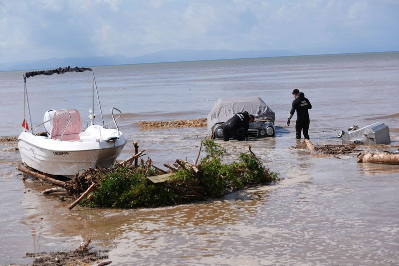İzmir'de sağanak felaketi! Yol çöktü, araçlar denize sürüklendi - Resim: 3