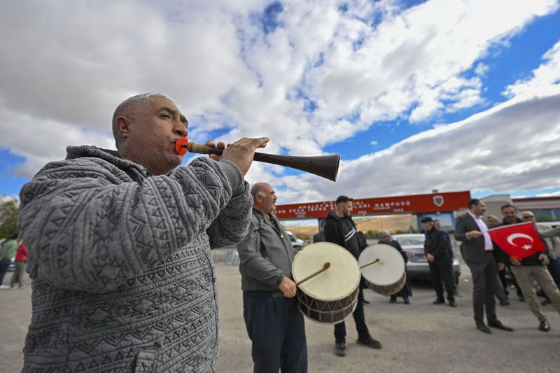 Şehit yakınları, FETÖ elebaşı Gülen'in ölüm haberini davul ve zurna eşliğinde kutladı - Resim: 1
