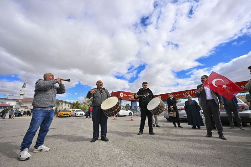 Şehit yakınları, FETÖ elebaşı Gülen'in ölüm haberini davul ve zurna eşliğinde kutladı - Resim: 3
