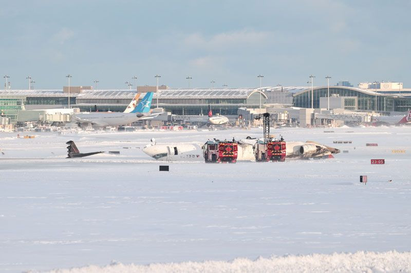 Kanada'da yolcu uçağı iniş sırasında kaza yaptı ters döndü şaşırtan görüntüyer - Resim: 1
