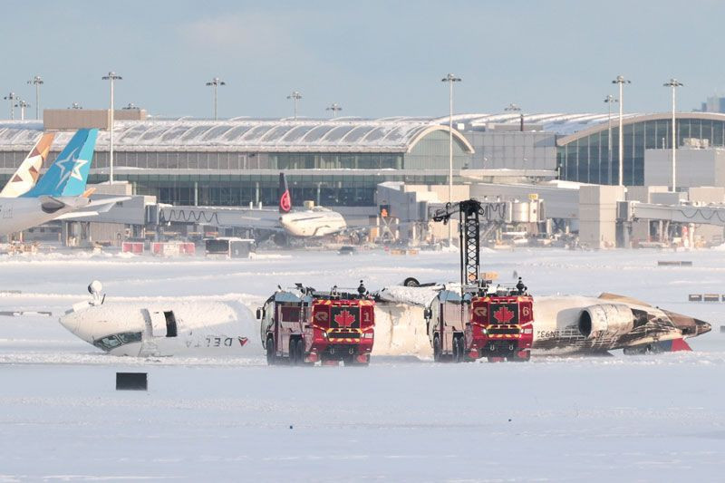 Kanada'da yolcu uçağı iniş sırasında kaza yaptı ters döndü şaşırtan görüntüyer - Resim: 3
