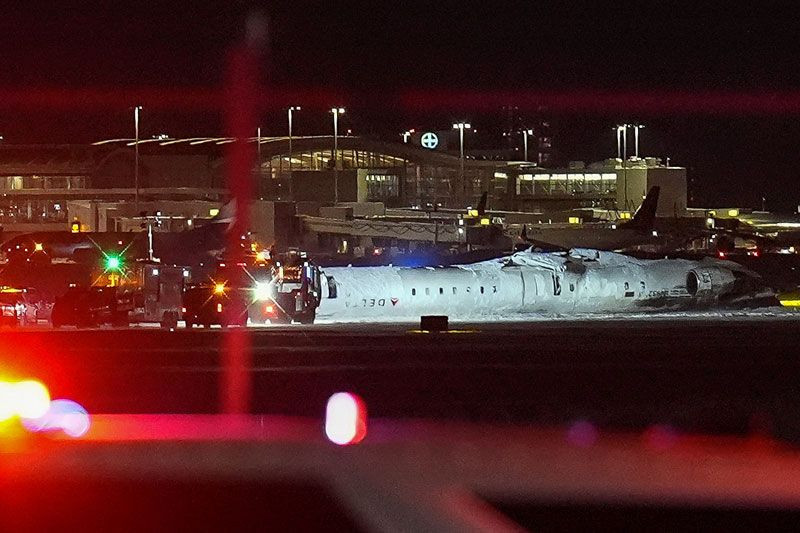 Kanada'da yolcu uçağı iniş sırasında kaza yaptı ters döndü şaşırtan görüntüyer - Resim: 4