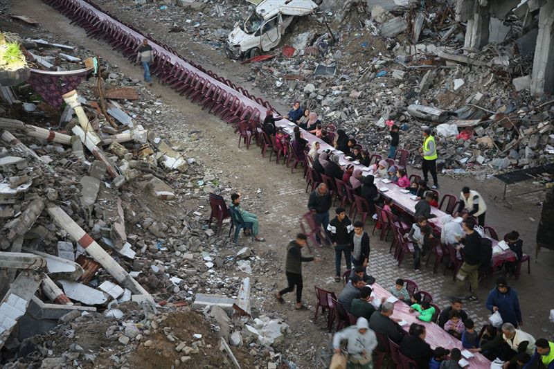 Gazze'de Filistinliler, yıkım ve enkaz arasında ilk iftarlarını açtı - Resim: 1