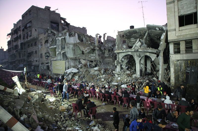 Gazze'de Filistinliler, yıkım ve enkaz arasında ilk iftarlarını açtı - Resim: 2