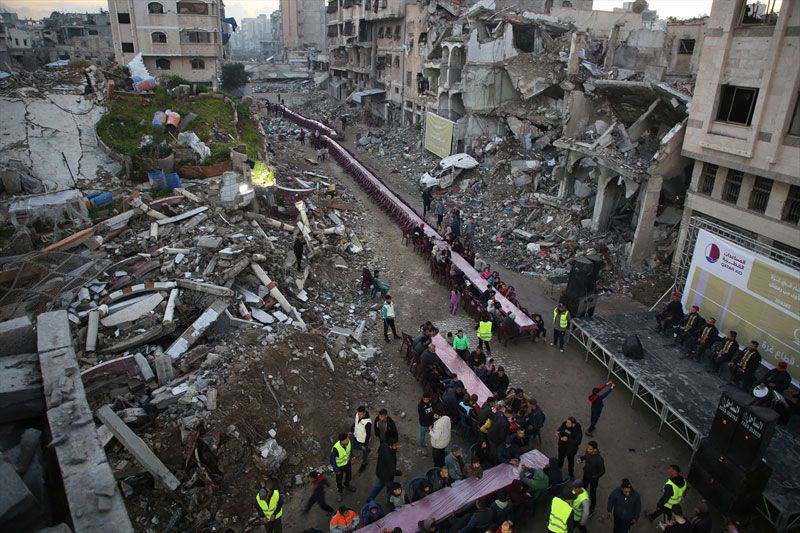 Gazze'de Filistinliler, yıkım ve enkaz arasında ilk iftarlarını açtı - Resim: 3