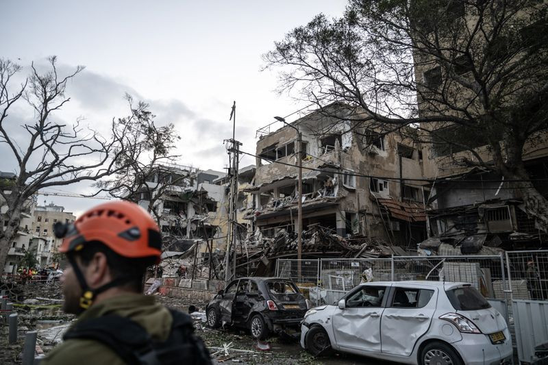 İran İsrail'e gece füze yağdırdı gün ağardı Tel Aviv ve çevresinde yıkım ortaya çıktı - Resim: 1