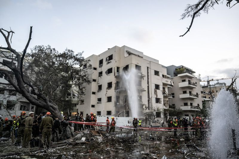 İran İsrail'e gece füze yağdırdı gün ağardı Tel Aviv ve çevresinde yıkım ortaya çıktı - Resim: 12
