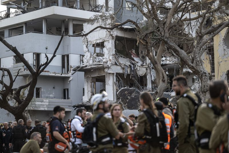 İran İsrail'e gece füze yağdırdı gün ağardı Tel Aviv ve çevresinde yıkım ortaya çıktı - Resim: 15