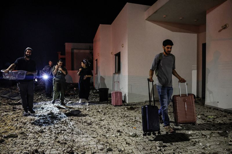 İran İsrail'e gece füze yağdırdı gün ağardı Tel Aviv ve çevresinde yıkım ortaya çıktı - Resim: 3