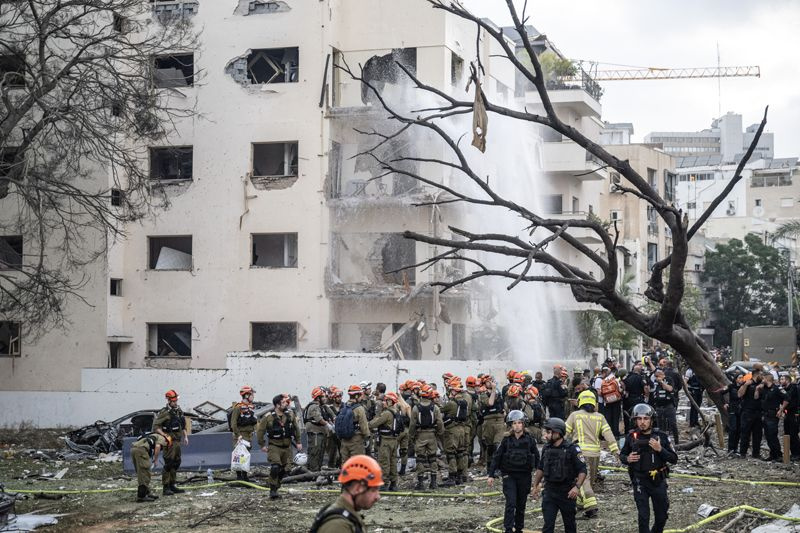 İran İsrail'e gece füze yağdırdı gün ağardı Tel Aviv ve çevresinde yıkım ortaya çıktı - Resim: 9