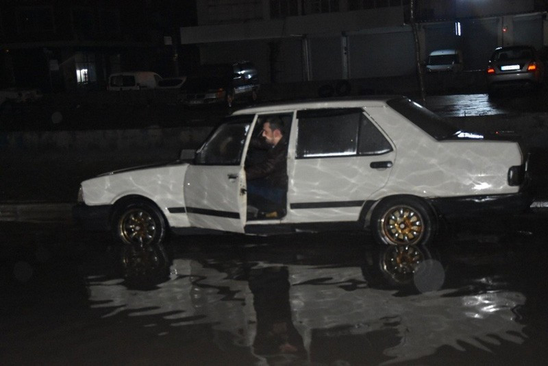 Sağanak yağış İzmir'i vurdu sokaklar bu hale geldi - Resim: 3