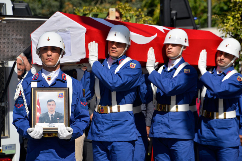 Batman şehitleri uğurlandı Şehidin nişanlısı askeri üniformasını giydi - Resim: 1