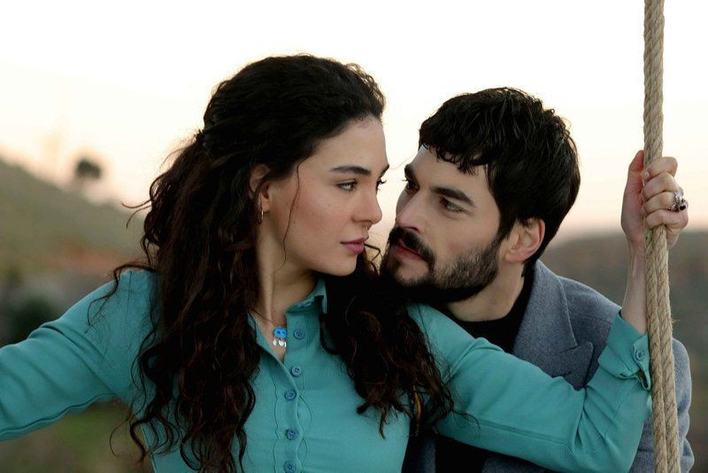 Hercai'nin yıldızı Akın Akınözü sevgilisi Sandra Pestemalciyan'la uçakta aşka geldi! - Resim: 1