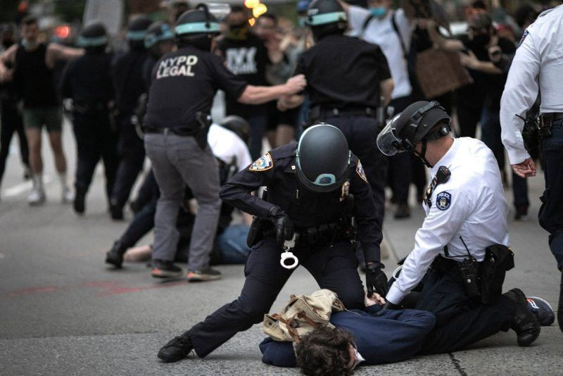 ABD'de seçim sonuçları netleşmeden sokaklar karıştı! Trump ve Biden destekçileri birbirine girdi - Resim: 2