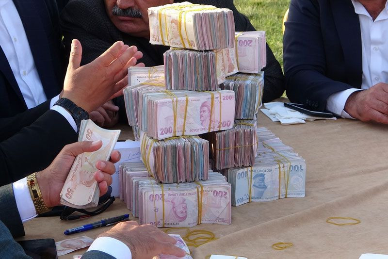 Aşiret düğününde takılan paralar kule oldu masaya sığmadı geline 3 kilo altın takıldı - Resim: 3