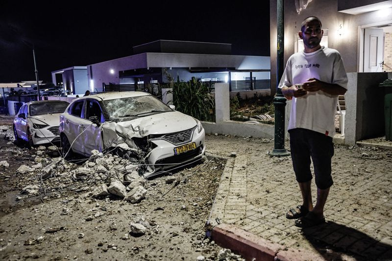 İran İsrail'e gece füze yağdırdı gün ağardı Tel Aviv ve çevresinde yıkım ortaya çıktı - Resim: 17