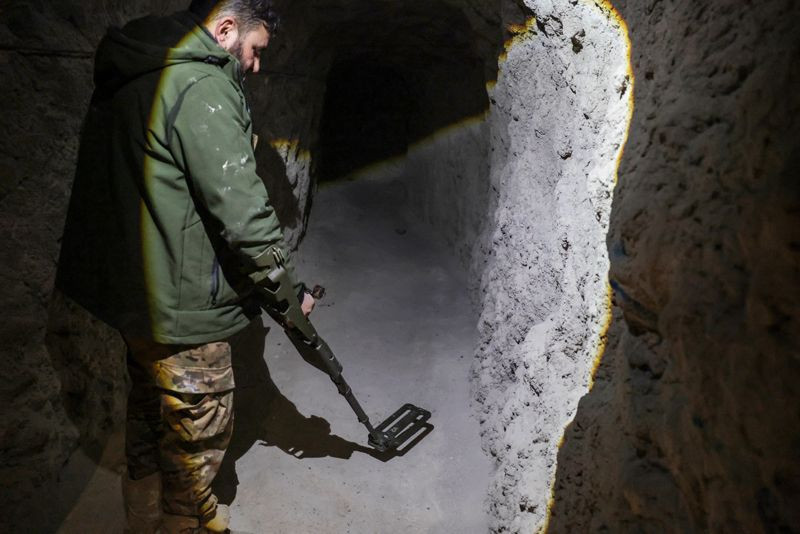 Suriye'nin altını köstebek yuvasına çevirmişler YPG tünelleri görüntülendi - Resim: 8