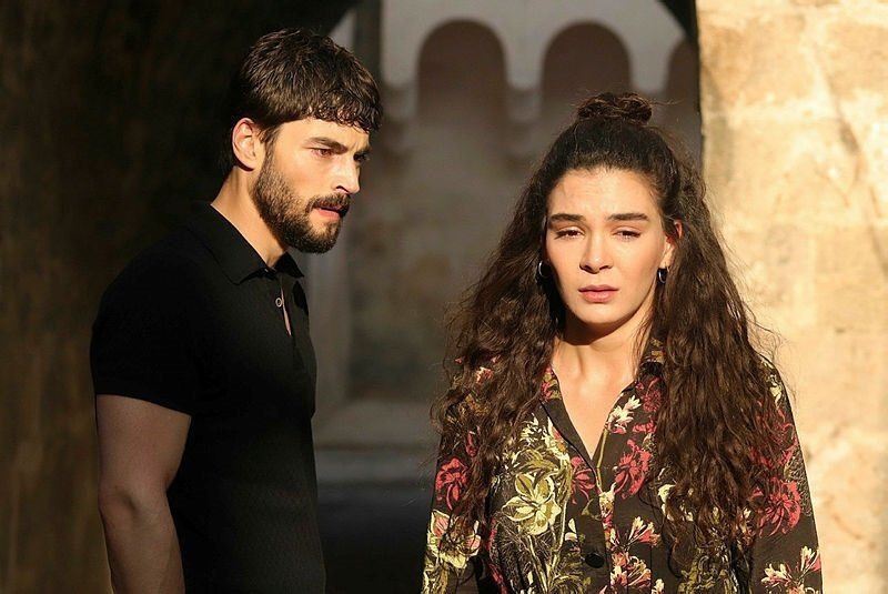 Hercai'nin Reyyan'ı Ebru Şahin olay oldu! Yarı çıplak yatak pozu verdi - Resim: 1
