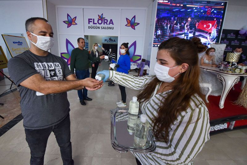 Düğünlerde sosyal mesafe çubuğuyla halay önerisi - Resim: 2