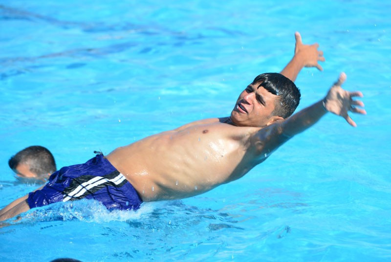 Şanlıurfa 40 derece sıcaklığa dayanmadı kendini havuza attı - Resim: 2