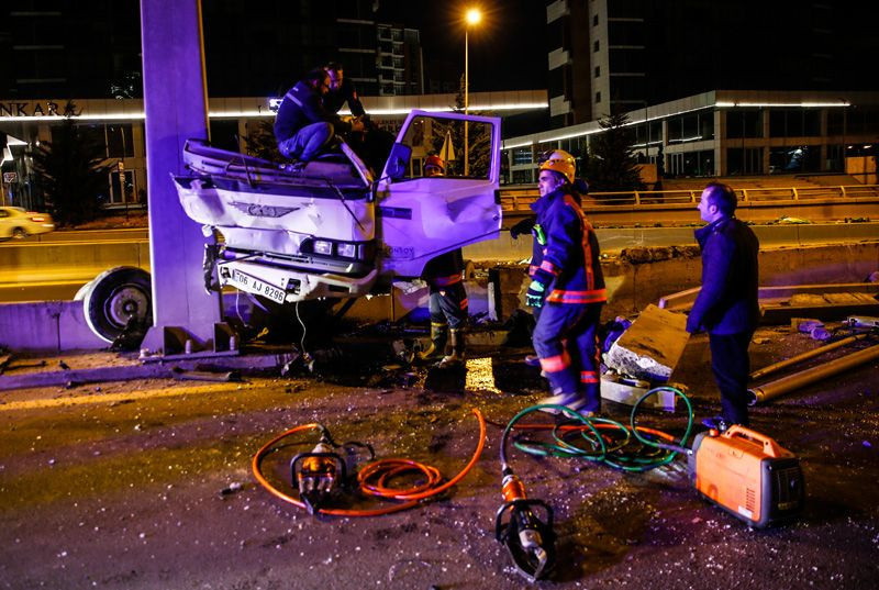 Ankara'da feci kaza hurdaya dönen kamyonda sıkışan sürücü böyle kurtarıldı - Resim: 4