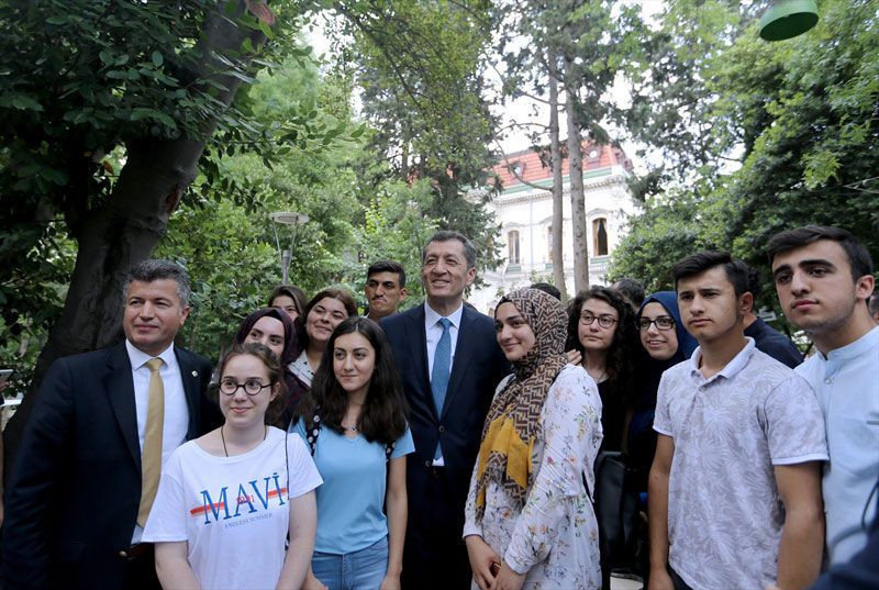 Milli Eğitim Bakanı Ziya Selçuk öğrencilerle oyun oynadı renkli anlar - Resim: 3