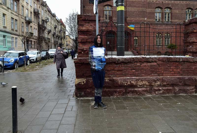 Ukrayna'nın Lviv kentinde casus şüphelisi direğe bağlandı - Resim: 2