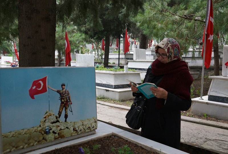 Şehit oğluna Afrin'deki kahramanlıkları anlatıyor - Resim: 2