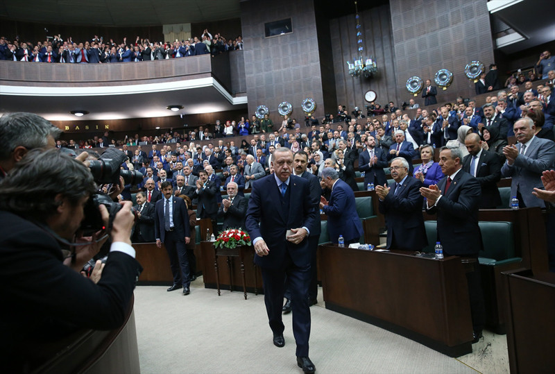 AK Parti grubunda dikkat çeken anlar! - Resim: 2