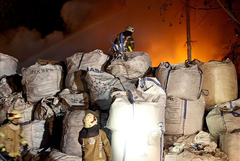 İstanbul'da korkutan yangın! Avcılar'da geri dönüşüm merkezi alev alev yandı - Resim: 1