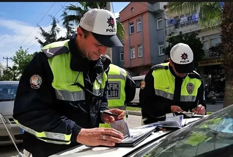 Trafikte bu hareketi yapan yandı! O düğmeye basana hapis... - Resim: 3