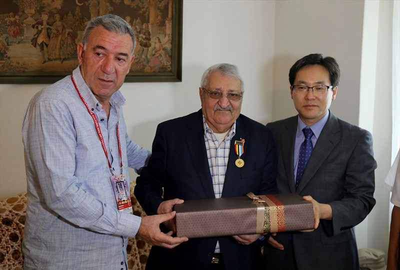 Görenleri duygulandırdı önünde eğilip... - Resim: 3