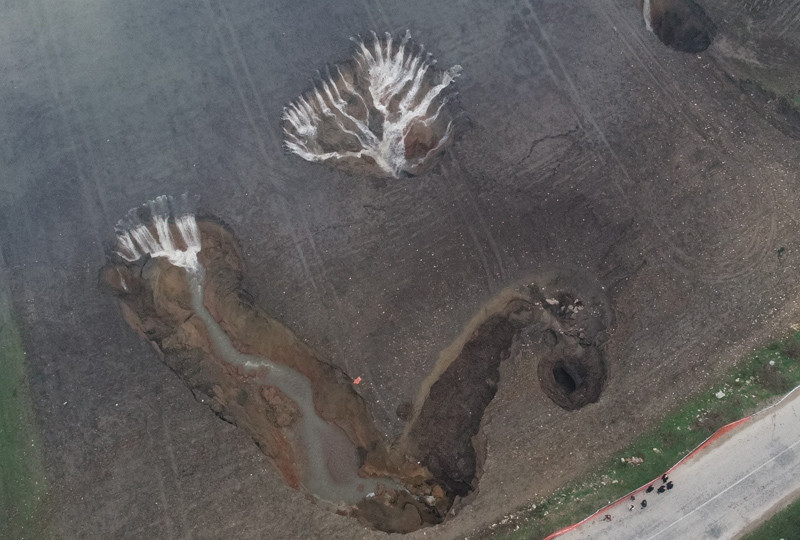 Ürküten doğa olayı! İzmir'deki delik büyüyor obruk sanıldı ama değilmiş - Resim: 4