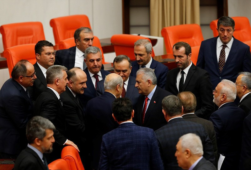 MHP'nin arka sıraları Oktay Vural görüntülendi - Resim: 2