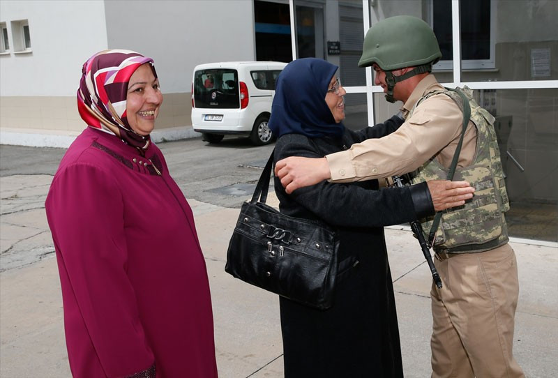 Annelerden askerdeki oğullarına büyük sürpriz - Resim: 2