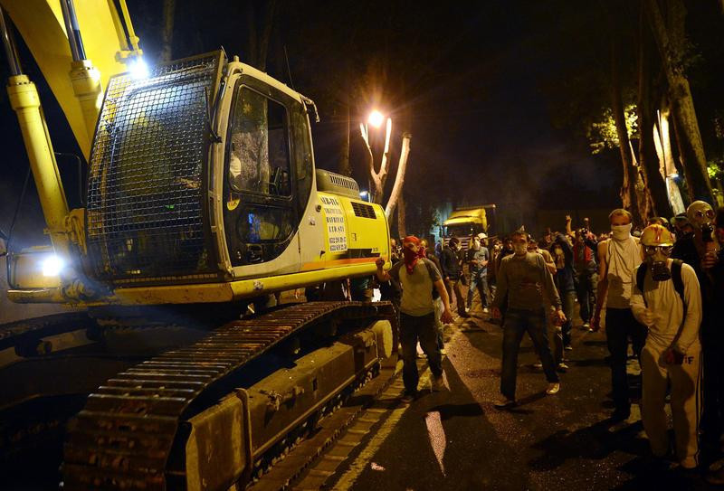 İş makinasını böyle ele geçirdiler - Resim: 1