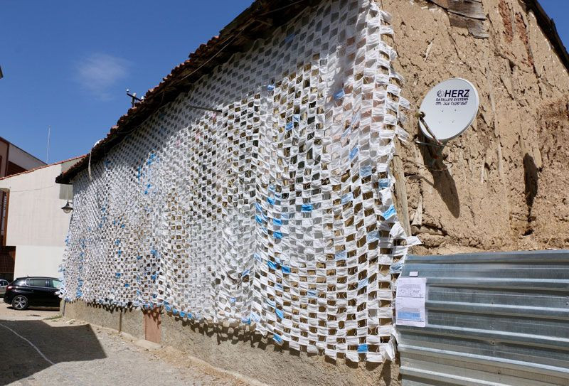 Eskişehir'de evin duvarını boydan boya cerrahi maskelerle kapladı - Resim: 1