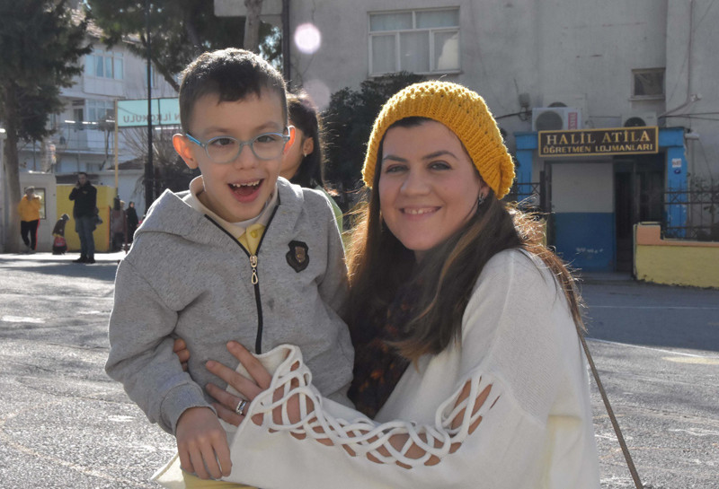 Oğlu için bütün gün okulda kalıyor teneffüslerde bile birlikteler - Resim: 1