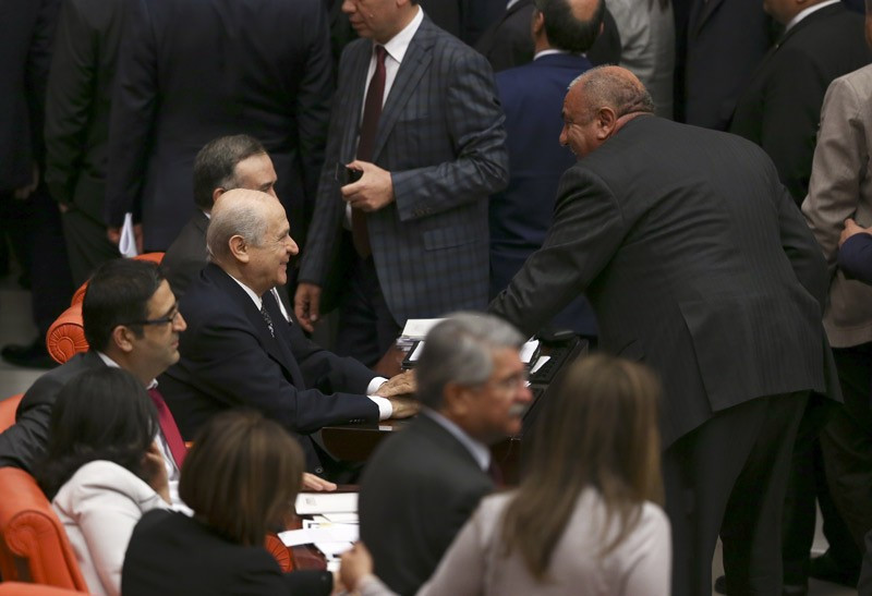 Türkeş ve Bahçeli'nin dikkat çeken sohbeti - Resim: 4