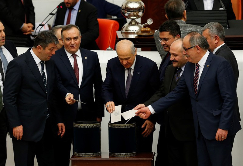 MHP'nin arka sıraları Oktay Vural görüntülendi - Resim: 3