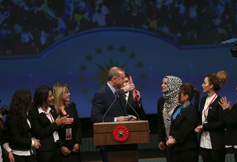 Erdoğan güzellik uzmanlarının arasında kalınca - Resim: 4