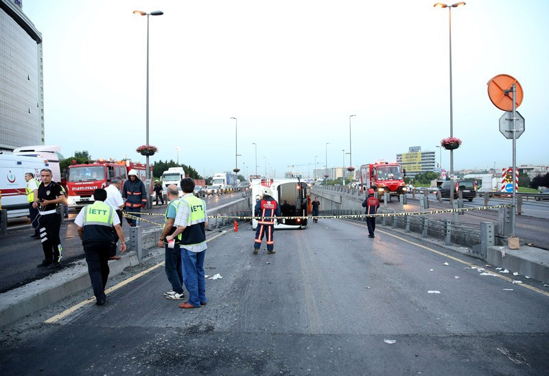 Cevizlibağ'da metrobüs devrildi yaralılar var - Resim: 4