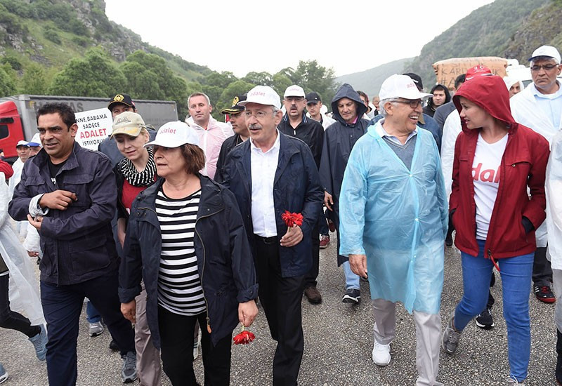 Kılıçdaroğlu yağmura yakalandı! Yürüyüşe katılan sanatçılar - Resim: 1