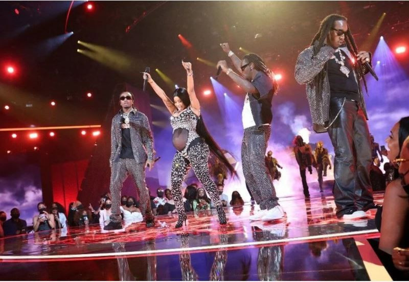 Skandallar kraliçesi Cardi B hamile! Göbeğiyle sahnede çıplak şov! - Resim: 1