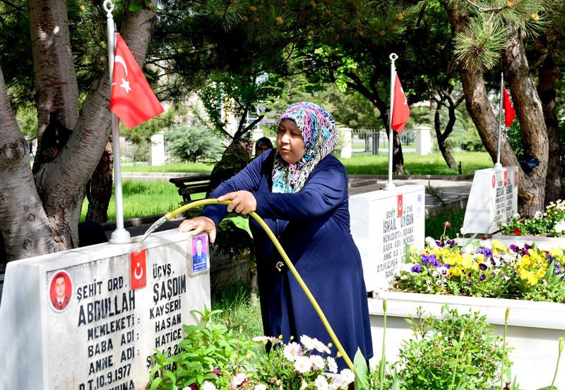 Anneler Günü birde şehitlikte kutlandı yürekler dağlandı! - Resim: 1