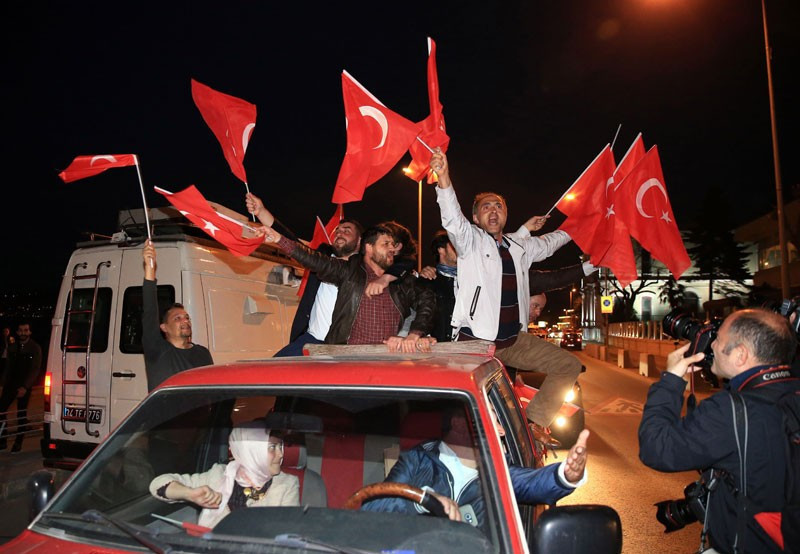 Türkiye'den evet manzaraları Türk bayrağını alan meydana koştu - Resim: 3